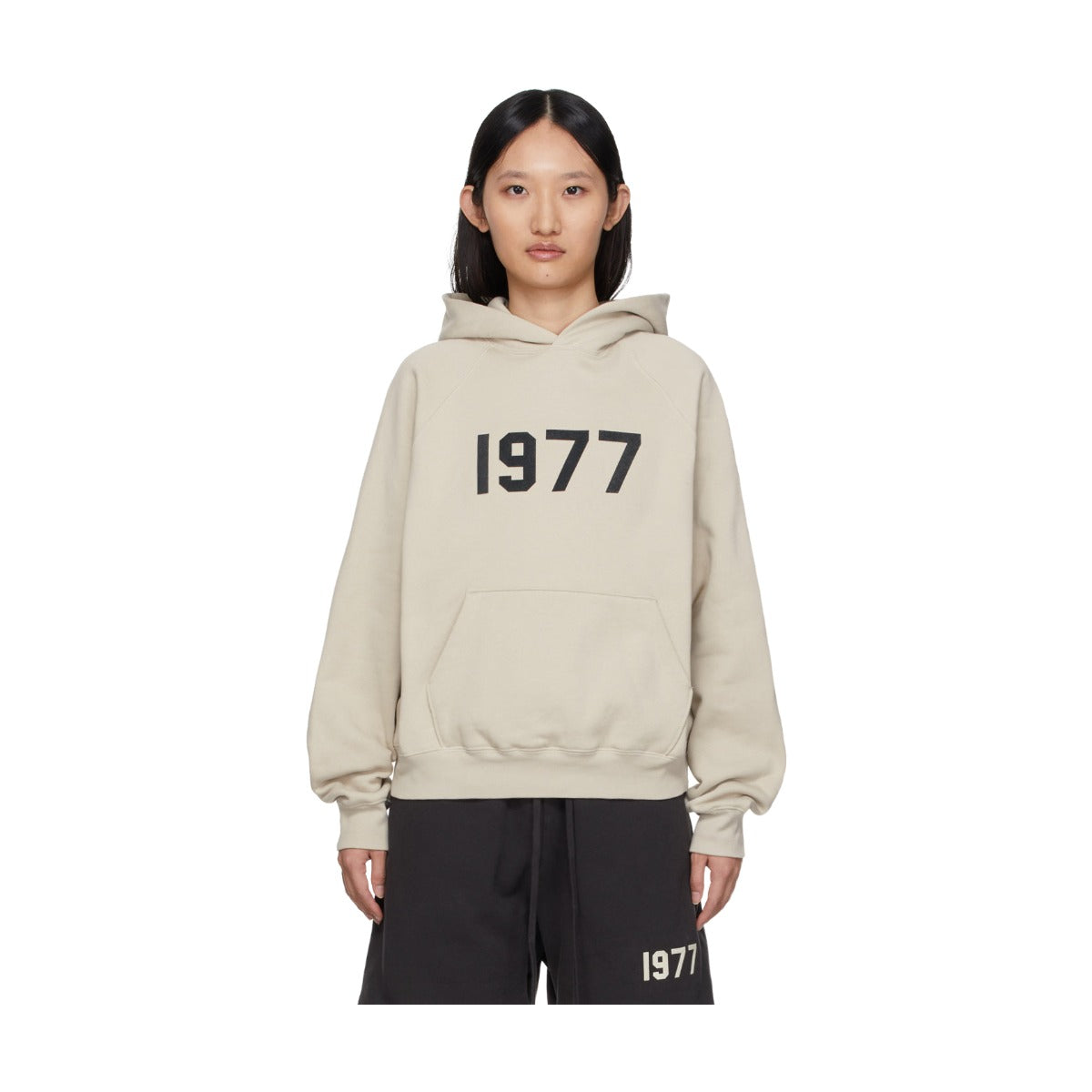 Hoodie Wheat 1977 S24 Essentials FOG - en modelo