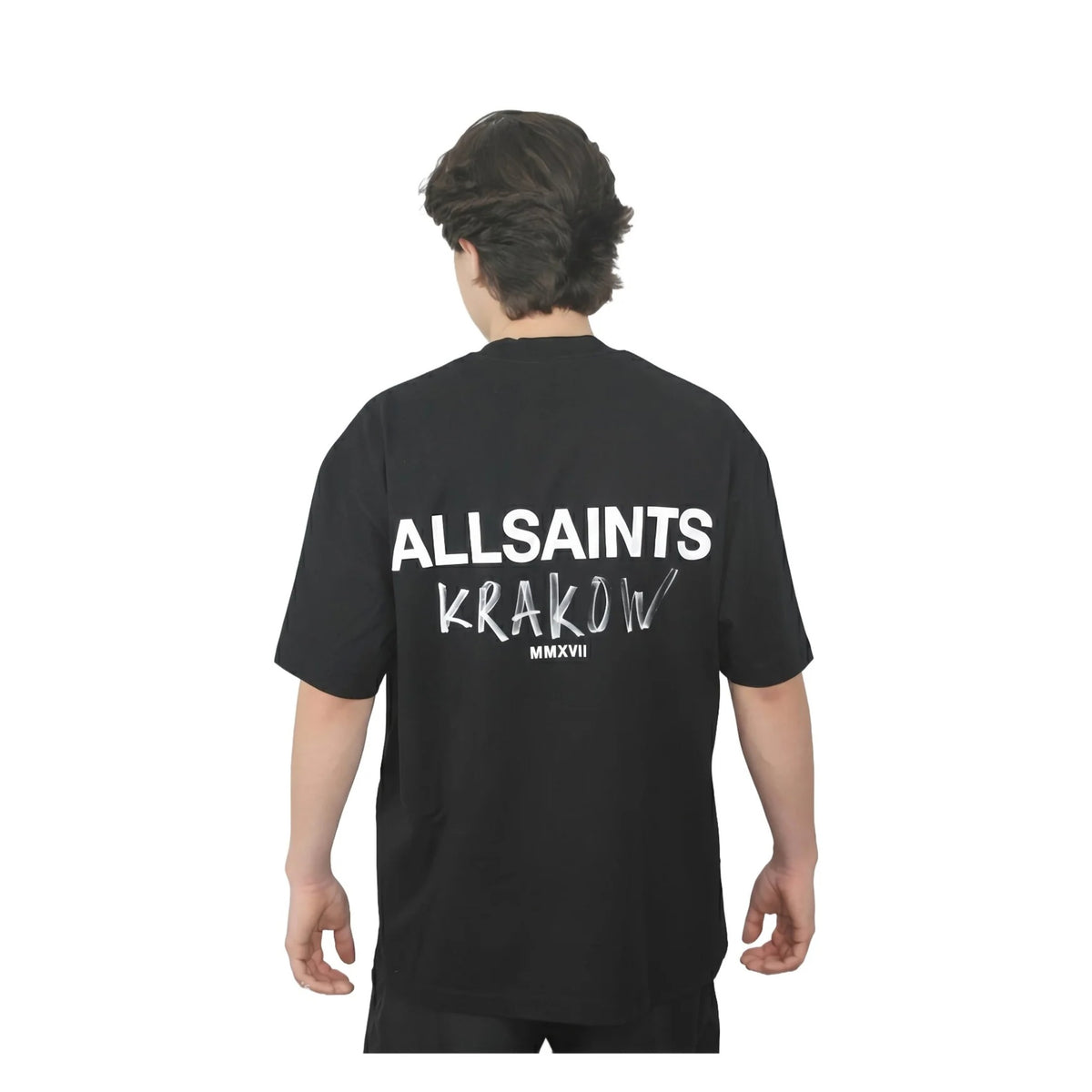 Playera All Saints Krakow negra en modelo